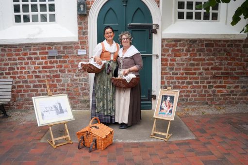 Krummhörn-Greetsiel: Historische Ortsführung in Greetsiel: Mit Daje und Geeske auf Zeitreise durch Ostfriesland