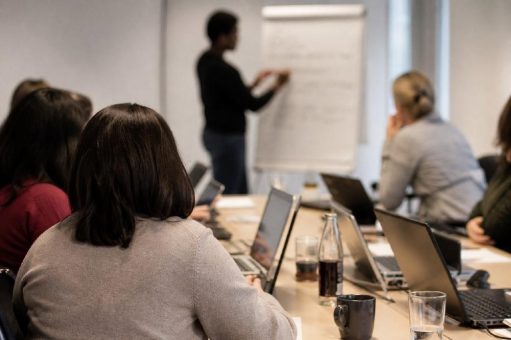 Weiterbildungsstrategie nur in 29 Prozent der Unternehmen schriftlich geregelt – Studie zeigt Lücke zwischen Anspruch und Organisation