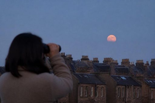 Partielle Mondfinsternis am 28. August 2026 verdunkelt 93 Prozent des Monddurchmessers – Fernglas reicht zur Beobachtung