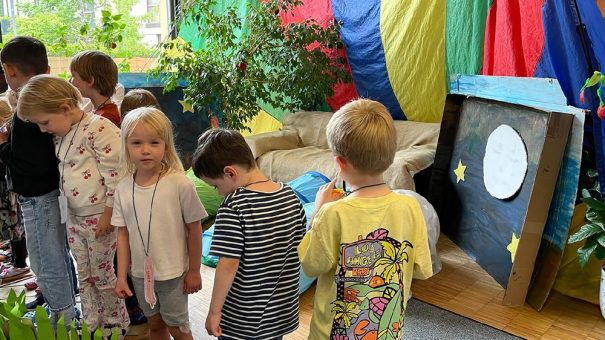 Kleine Raupe, große Wirkung – Die erste Theateraufführung im Kinderhaus Tom Sawyer