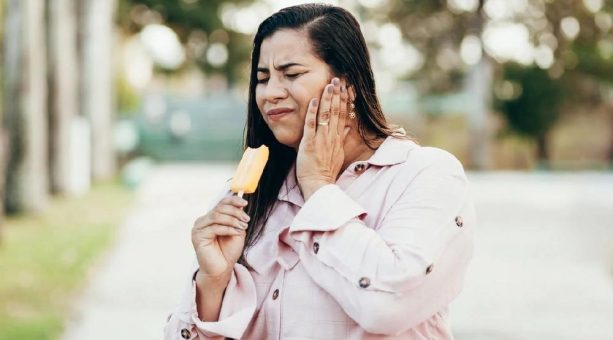 Empfindliche Zähne beim Eis essen? Daran könnte es liegen