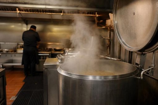 Großküchentechnik: Die neue Norm DIN 18869-8 regelt seit Juni 2026 die gemeinsam genutzte Abluft von Holzkohlegrill und Gasgerät
