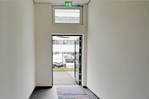 Türöffnungsbegrenzer TBP 10-29: Neue Edelstahl-Variante und geprüfte Einsatzmöglichkeiten für Flucht- und Rettungswege