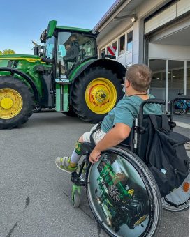 Mit 15 erstmals selbst am Traktor-Steuer:  individuell angepasster John Deere eröffnet Paul den Weg in den elterlichen Betrieb