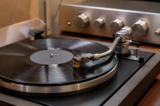 Vinyl legt im ersten Halbjahr 2026 um 9,8 Prozent zu und stellt inzwischen 47,8 Prozent des physischen Musikmarkts in Deutschland