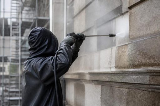 Gebäudereinigung vor der Tarifrunde: Gewerkschaft fordert über 13 Prozent für die unterste Lohngruppe, Betriebe melden Auftragsflaute