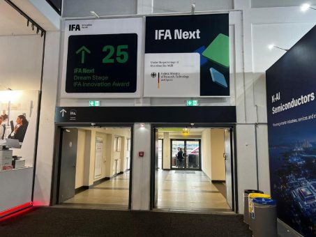 Zu Besuch auf der IFA: Zwei Mitarbeiter sammeln neue Impulse für die digitale Zukunft