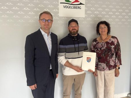 Wichtige Vereinsinvestition: Landrat Dr. Mischak übergibt Mittel aus der Sportförderung an den TC Grebenhain