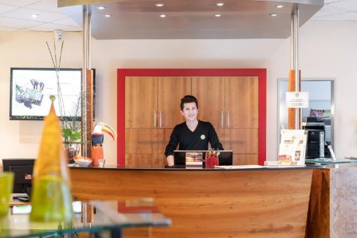 ANDERS erklärt: Zu spät? Warum ein kurzer Anruf im Hotel oft mehr hilft als fünf Minuten Zeitgewinn
