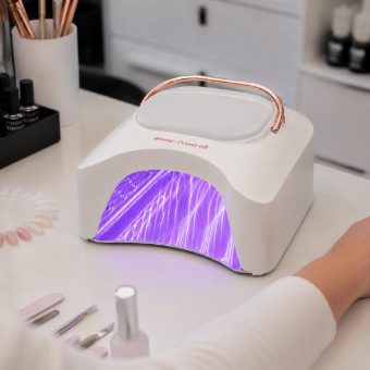 Wie härtet UV-Gel unter LED-Licht aus? emmi®NAIL erklärt die Technik hinter der Nagelmodellage