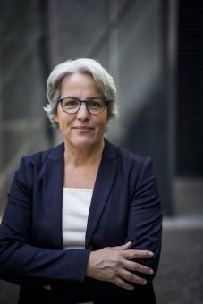 Unabhängige Bundesbeauftragte Kerstin Claus spricht auf Jugendreise Kongress 2026 in Berlin