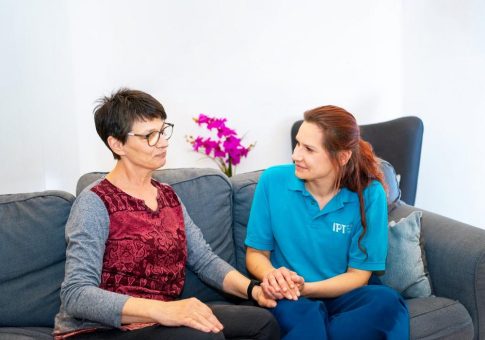 Warum ein WG-Küchentisch oft die beste Medizin gegen den Pflegenotstand ist