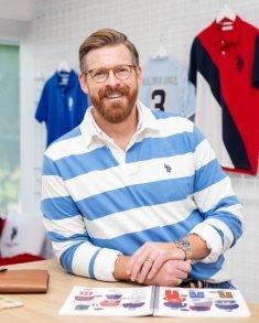 U.S. Polo Assn. ernennt David Swetman zum Global Design Lead für Herren- und Jungenmode, während die Marke einen weltweiten Einzelhandelsumsatz von 4 Milliarden $ anstrebt