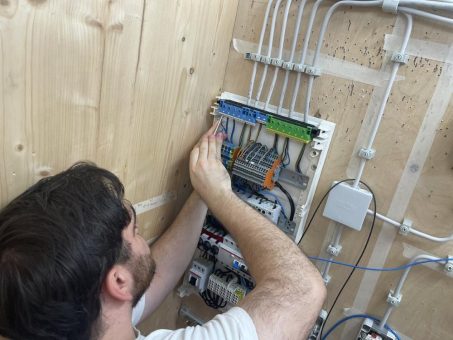Praxiswochen der Handwerkskammer machen Elektrotechniker fit für die Meisterprüfung
