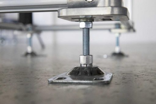 Stellfüße für Lean Production: Stabilität, Höhenausgleich und sichere Arbeitsplatzsysteme richtig planen