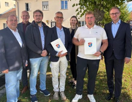 Überzeugende Vorhaben: Landrat Dr. Mischak übergibt Felix Ruhl sowie Lebensgemeinschaft Sassen und Richthof LEADER-Bescheide