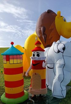 Krummhörn-Greetsiel: Drachen, Zauberei und Lükko am Deich