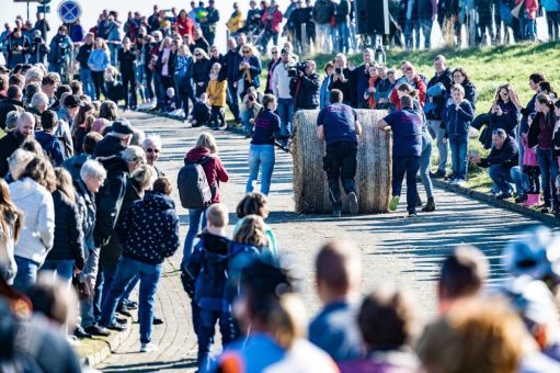 Gemeind Dornum: In Dornumersiel wird wieder gerollt: 15. Ostfriesische Strohballen-Rollmeisterschaft