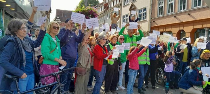 Über 12.000 Menschen bei Omas For Future-Menschenketten am Tag der Deutschen Einheit