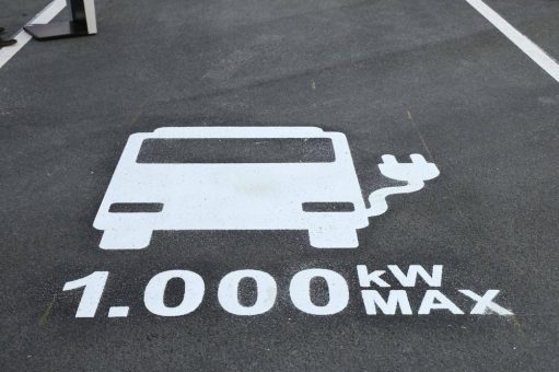 E-Truck laden mit einer Million Watt – TEAG Mobil erreicht am LOMO-Autohof Zella-Mehlis neuen Rekordwert bei Ladeleistung