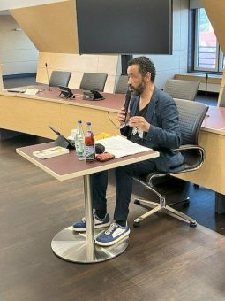 Interkulturelle Woche im Landratsamt Donau-Ries: Marius Jung regt zum Nachdenken über Vorurteile an