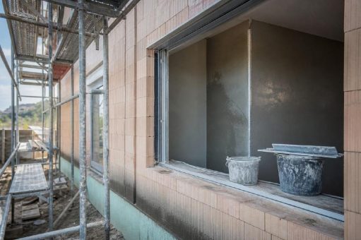 Bauaufträge im Hochbau legen im Juni 2026 um 4,3 Prozent zum Vorjahr zu: Was der Rohbau von heute für die Stuckateure des Frühjahrs 2027 bedeutet