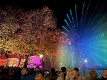 Krummhörn-Greetsiel: Licht, Wasser und Musik in Pewsum: Krummhörner Lichtertage starten