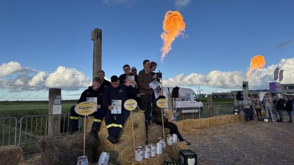 Dornum: Drei Debütanten-Teams holen die Titel bei der 15. Strohballen-Rollmeisterschaft in Dornumersiel