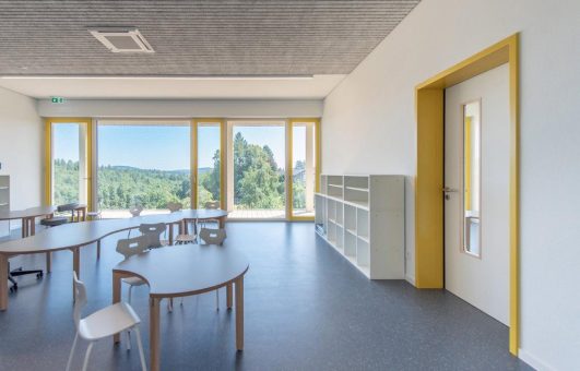 Sichere Fingerschutztüren für farbliche Orientierung in der Kita