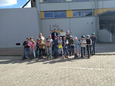 ADAC zertifiziert Grund- und Mittelschule Harburg als Roller-Fit-Schule – Sie ist damit die 2. Schule im Landkreis und die 11. bundesweit