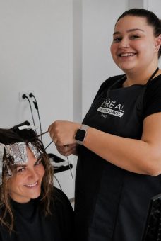 Vom Praktikum zur Meisterin: Friseurin Alessia Kanzler will das Handwerk verändern