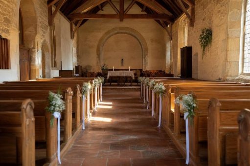 Kirchliche Trauungen 2025: Die katholische Kirche zählt 19.478 Hochzeiten vor dem Altar, 3.035 weniger als im Vorjahr – und drei Wege zum Ehenamen