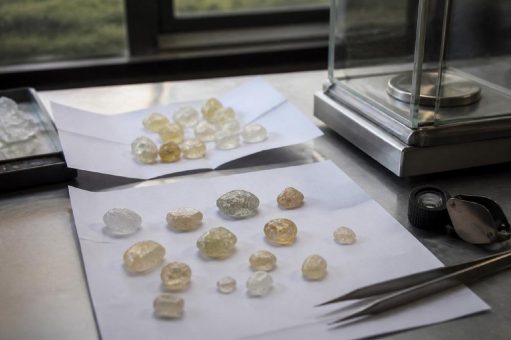 Rohdiamanten 2025: Die Weltförderung sinkt auf 98,8 Millionen Karat, den tiefsten Wert der Kimberley-Statistik – De Beers erlöst 32 Prozent weniger