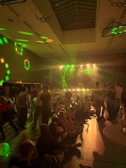 Rund 450 Kinder und Jugendliche feiern bei der U16-Party in Wallerstein